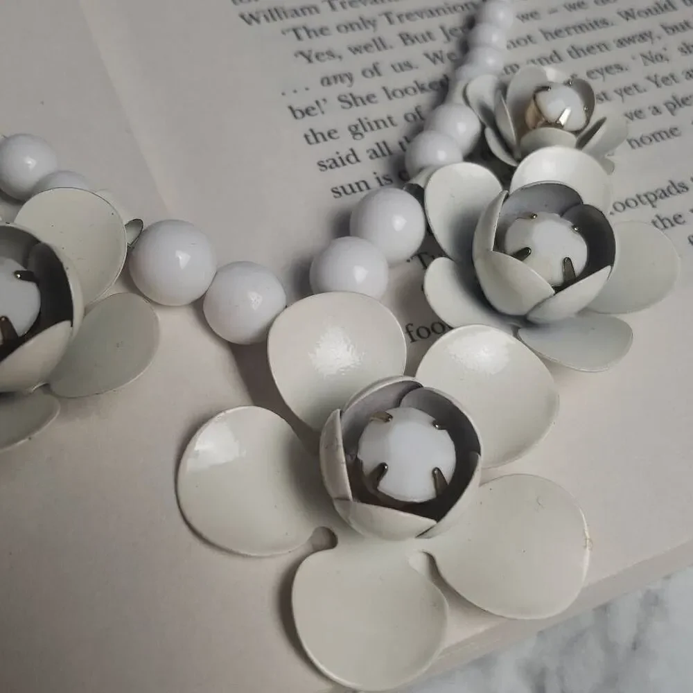 White‎ Floral Statement Necklace